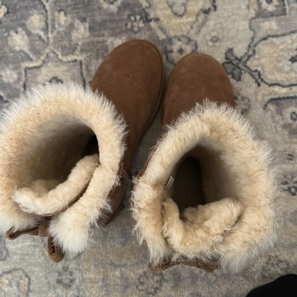 Ugg bow boots size 11 - Picture 3 of 4